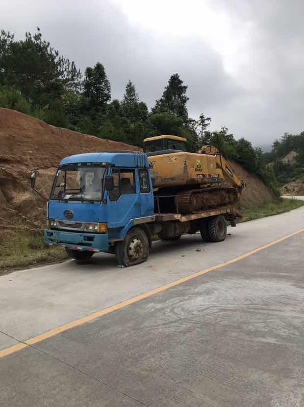 贛州地區(qū)找120挖機(jī)拖車一部