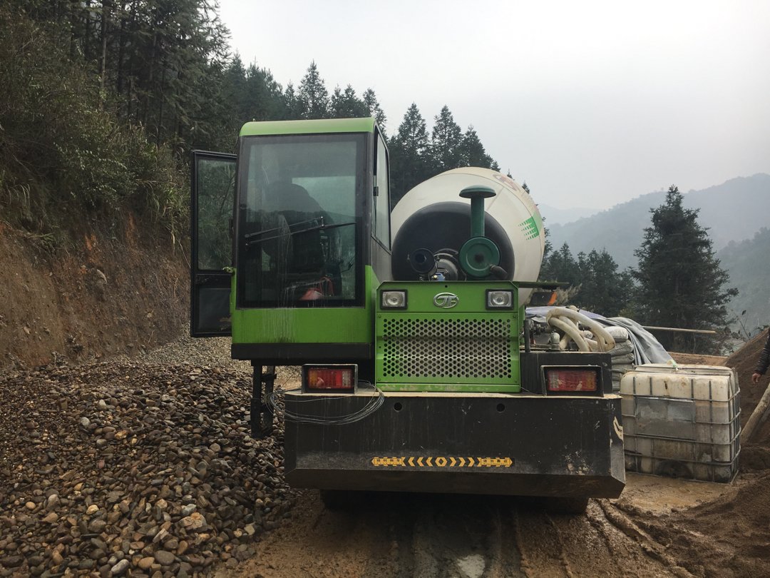 中科聚峰自动上料搅拌车