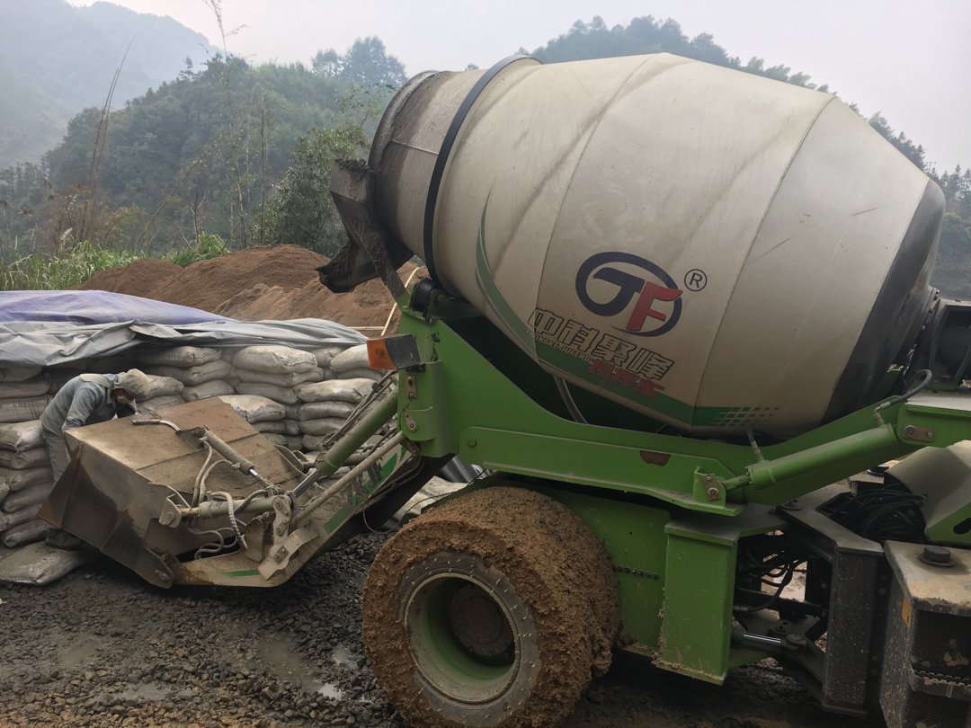 中科聚峰自动上料搅拌车