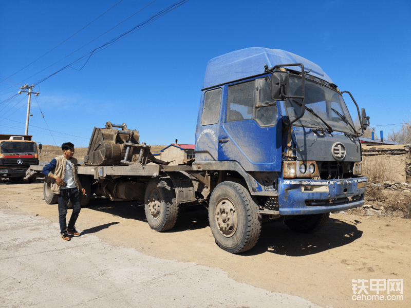 拖車和司機(jī)，這位機(jī)手參加過2014年鐵甲大旗活動，這次有幸認(rèn)識他當(dāng)然不能放過，六年機(jī)手生涯他有很多心里話想跟大家說，這里錄制了一段視頻。