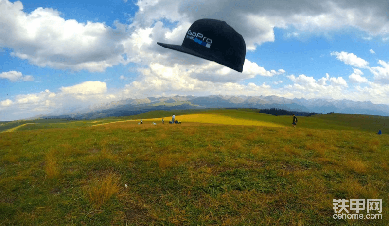 素有空中草原的喀拉峻，准备把远处的小土包推平，