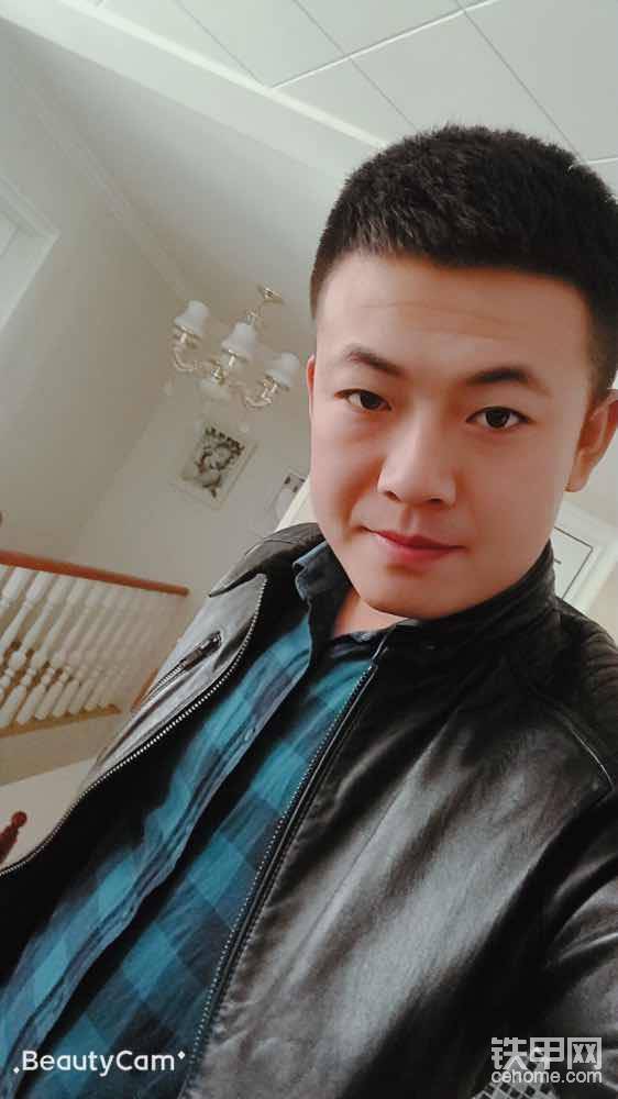 先來張自己現(xiàn)在的照片、故事的主人公。來自陜西渭南、91年出生的工程機械操作手。