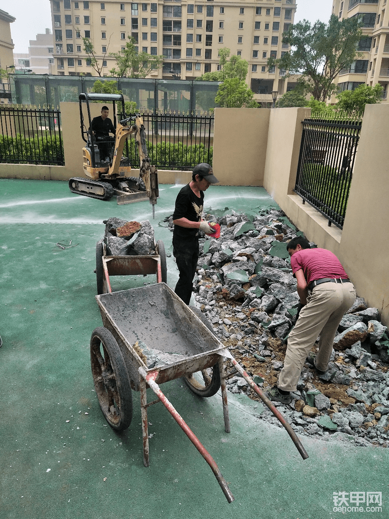 得益橡胶履带，它能上所有铺装面，任何铺装完成的工况，它都可以直接上去二次施工……