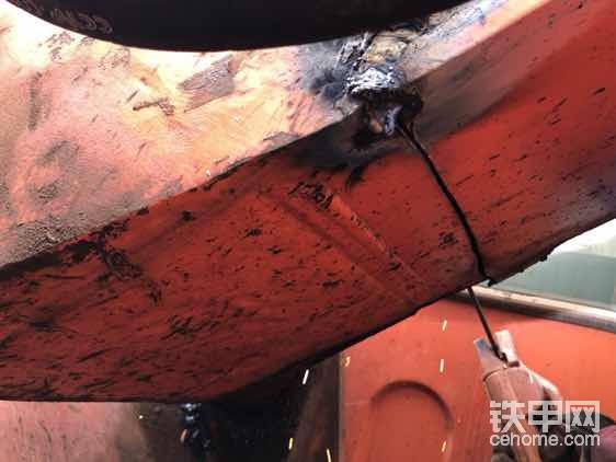 由于4面板都裂了機(jī)子都無法挪動，救急焊起來挪到空況的地修車。
