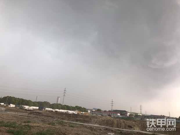 夏天的天氣比女人的臉還快 說(shuō)變就變 感覺(jué)馬上就要下雨了 一會(huì)天就黑了 只好趕緊修了 
