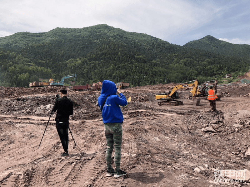 帶她見見我們這里的大工地