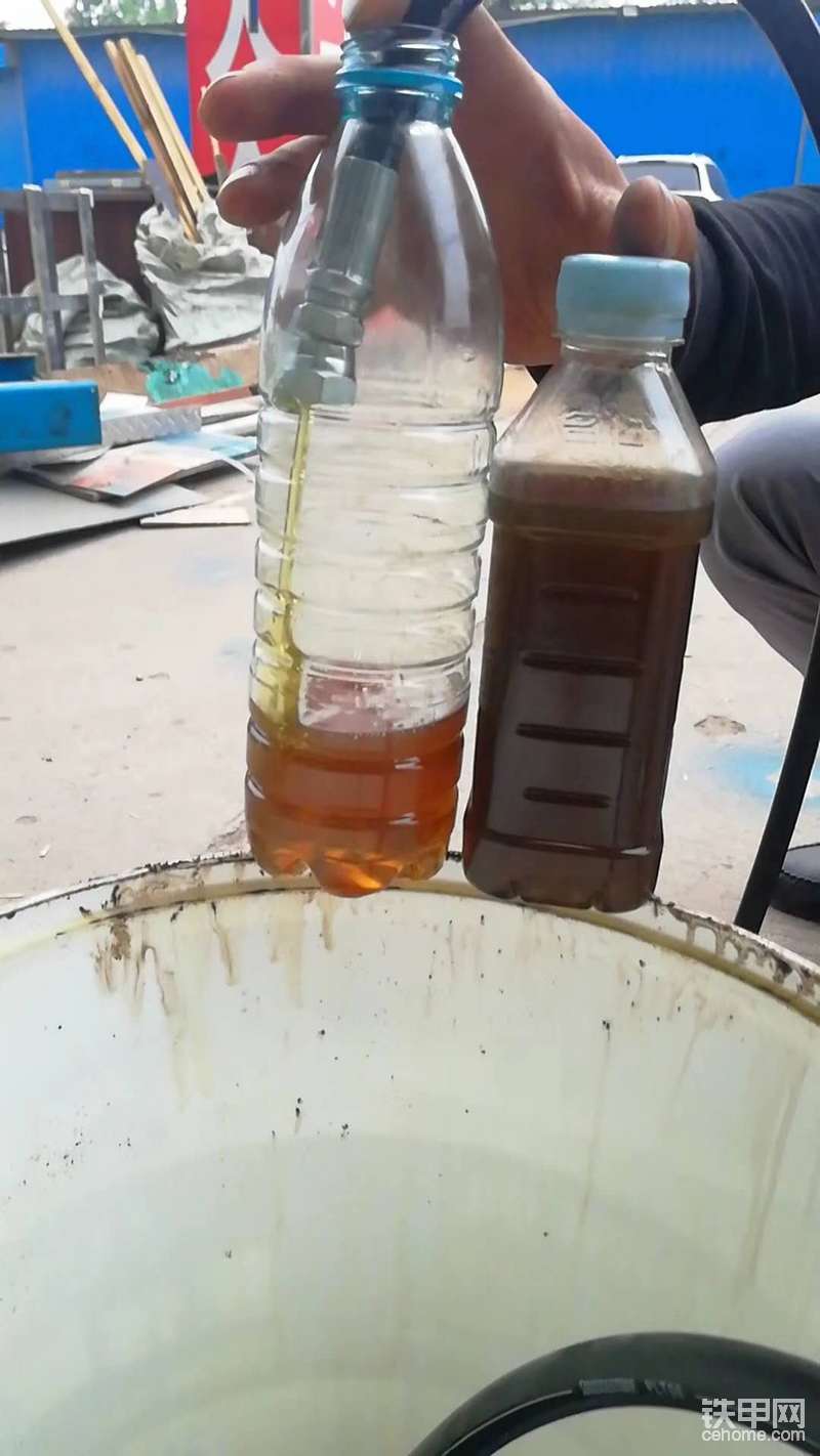 后來一個(gè)挖機(jī)群里的老鐵，想驗(yàn)證下舊油的過濾效果，放出來的液壓油經(jīng)過三貳油盾過濾了一遍，油的顏色有了非常明顯的變化。廠家說液壓油用的芯子是β3=939的，過濾效率非常高，它的意思是有939個(gè)顆粒污染物通過芯子，只有一個(gè)會(huì)逃脫，其余的都被攔在吸附在芯子上了。小日本的東西還是不錯(cuò)的，做的的確比較精細(xì)。