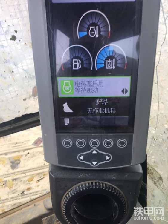 我開的320D2報(bào)警是什么問題？不做動作后自動油門了就自動熄火，關(guān)了自動油門就沒事？