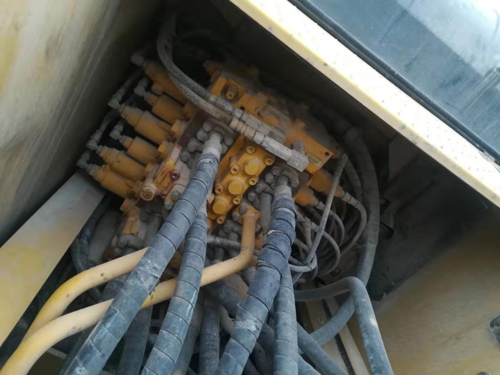 有没有小松200-8液压泵边门，要旧的