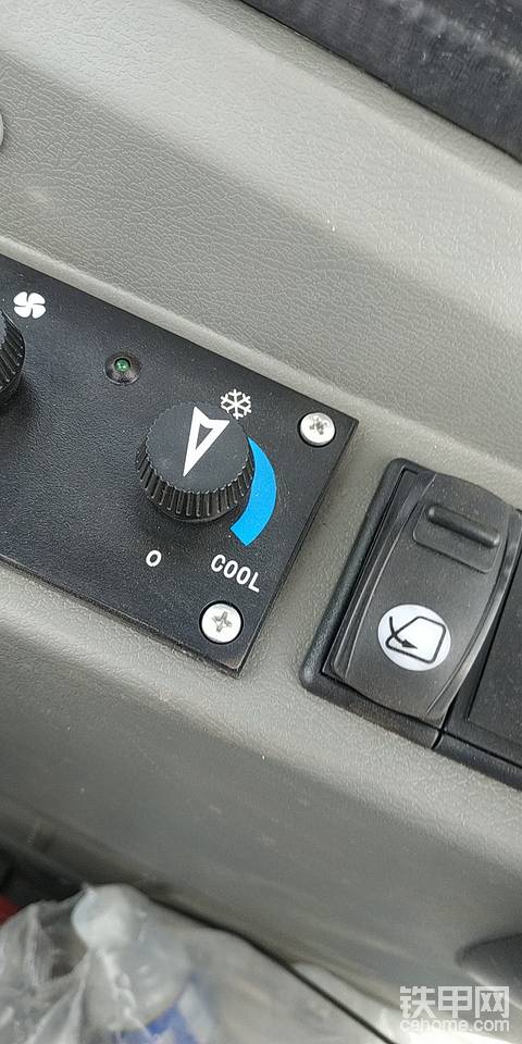 徐工裝載機(jī)lw500hv空調(diào)旁按鍵什么意思，在線等