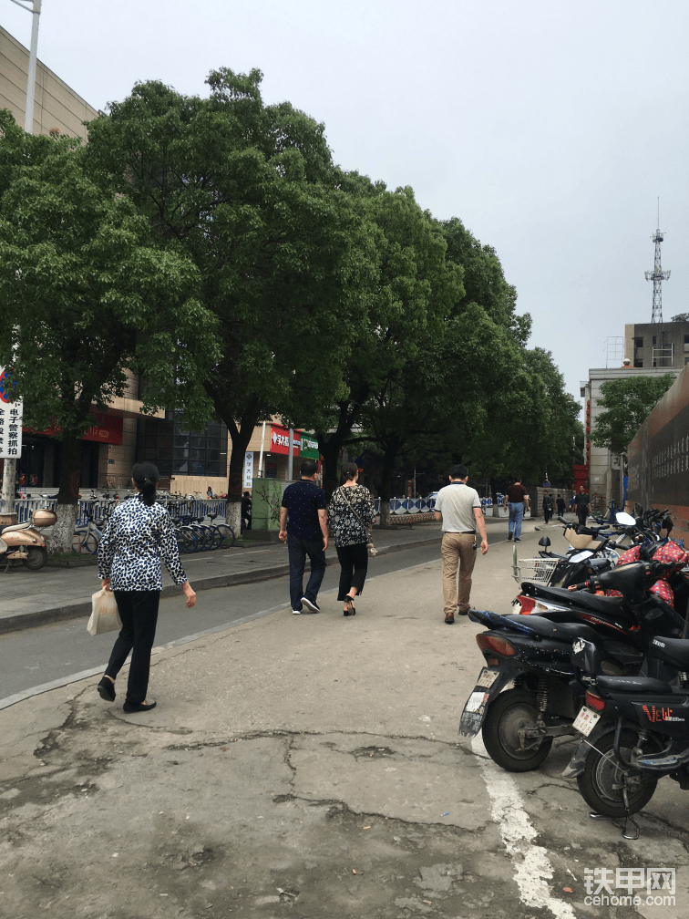 丁公路也是购物休闲娱乐的好地方，这里商场饭店酒店云集，商业一条街。