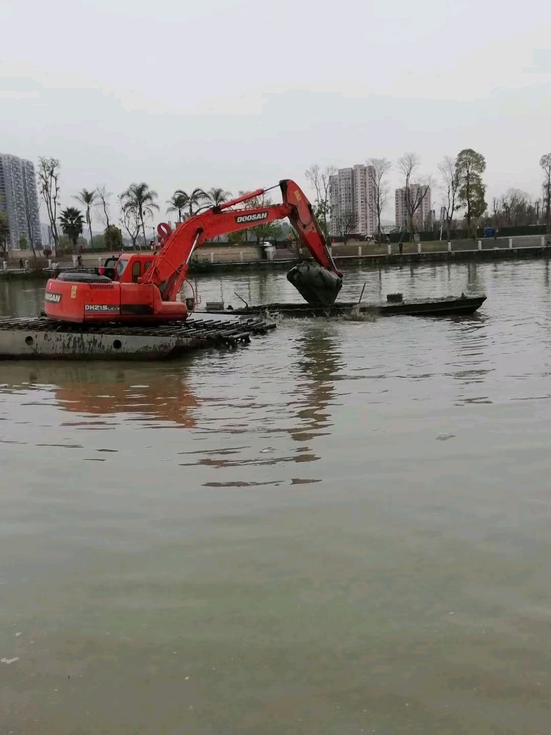 水陸兩用挖掘機(jī)