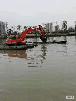 水陆两用挖掘机