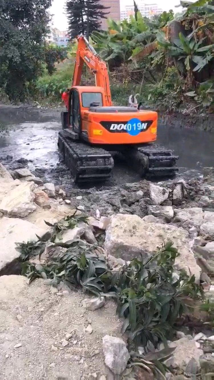 水陸兩用挖掘機(jī)