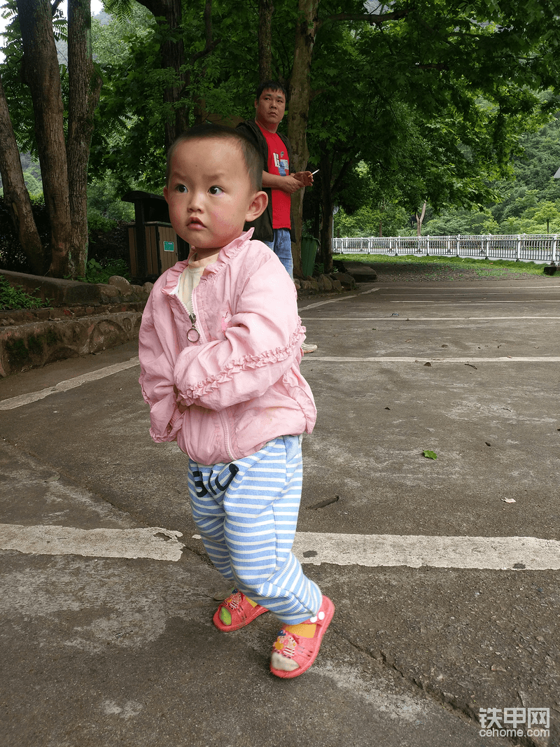 没事陪着我姑娘我哥他们去旅游区玩虽然是免票，但没进去，时间的原因