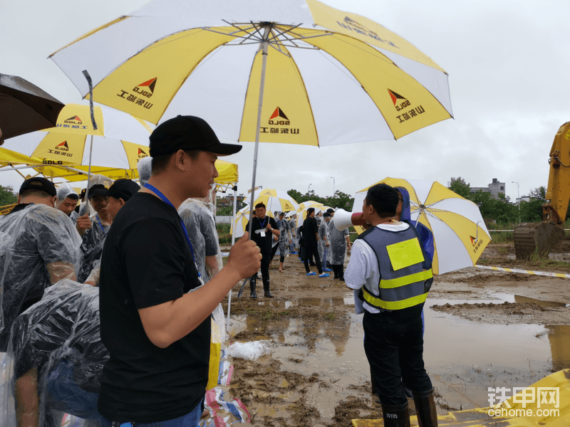 比赛一开始，大雨就继续下了起来