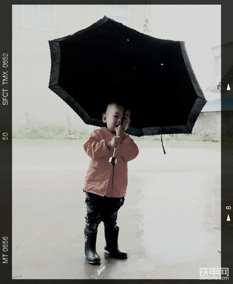 风雨中沉默无言，是昨日青春的少年！