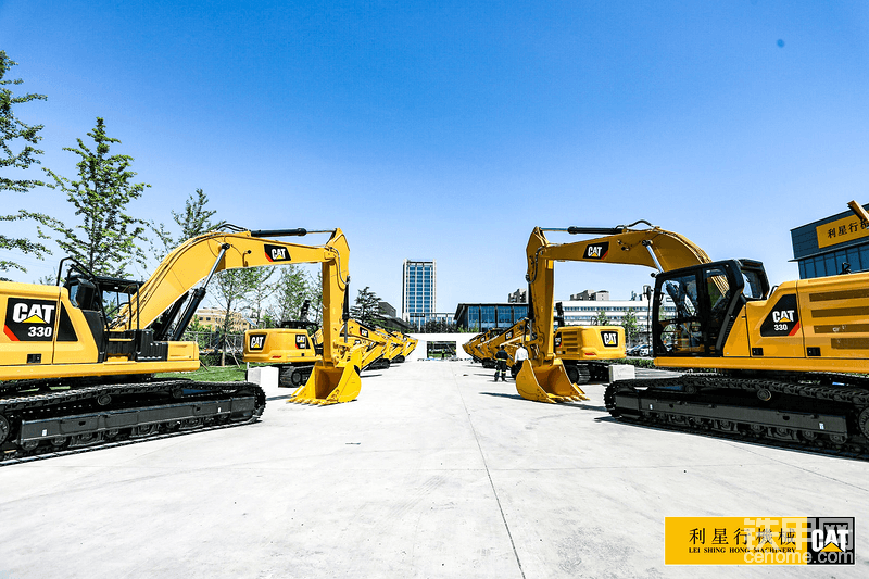 在活動現(xiàn)場展示多款卡特彼勒智能挖掘機(jī)，引領(lǐng)了行業(yè)智能化科技化的趨勢。