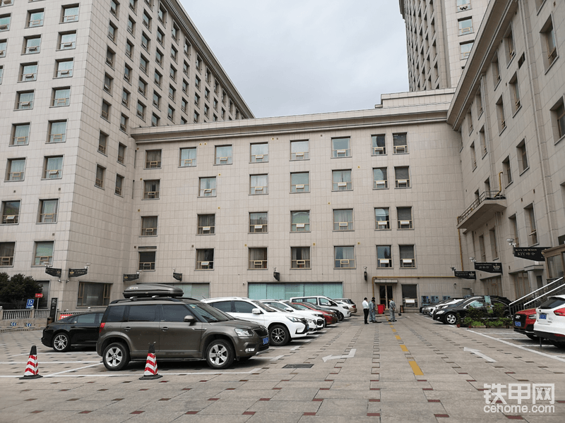 酒店停車場限時停車，在三小時內(nèi)免費停車。離得近的甲友可以開車過來。從酒店東門進入，可以看到鐵甲的工作人員，在這里進行簽到，領取伴手禮。