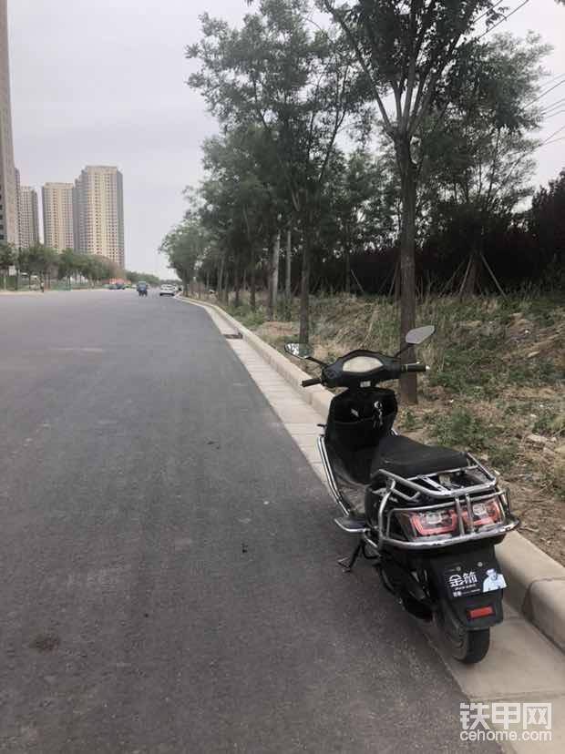 就是這個(gè)樣子，路兩邊都清，3.5米寬，路邊石下去三四十公分左右，有數(shù)不太好清，還得找車?yán)业胤蕉淹?，大概一千五百米左右，甲友看看這個(gè)該怎么講價(jià)錢