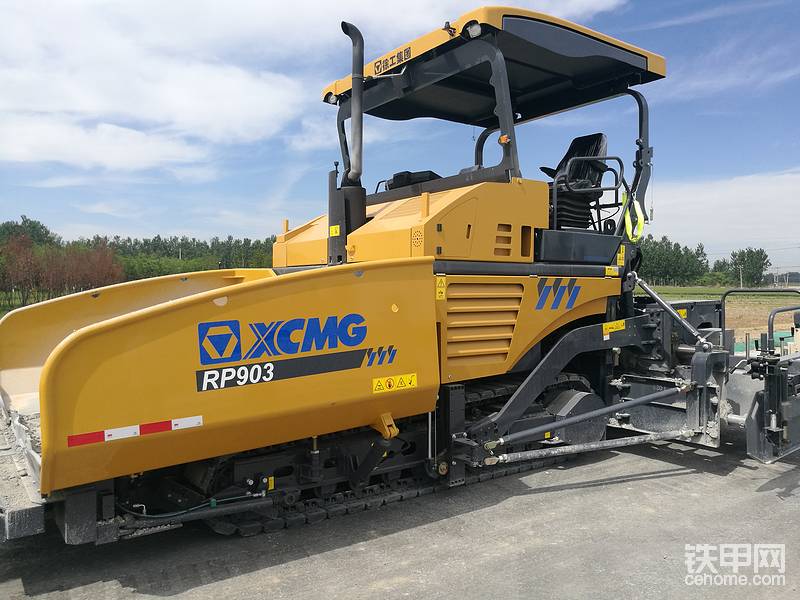徐工RP903多功能攤鋪機(jī)，左前圖，液壓伸縮板。