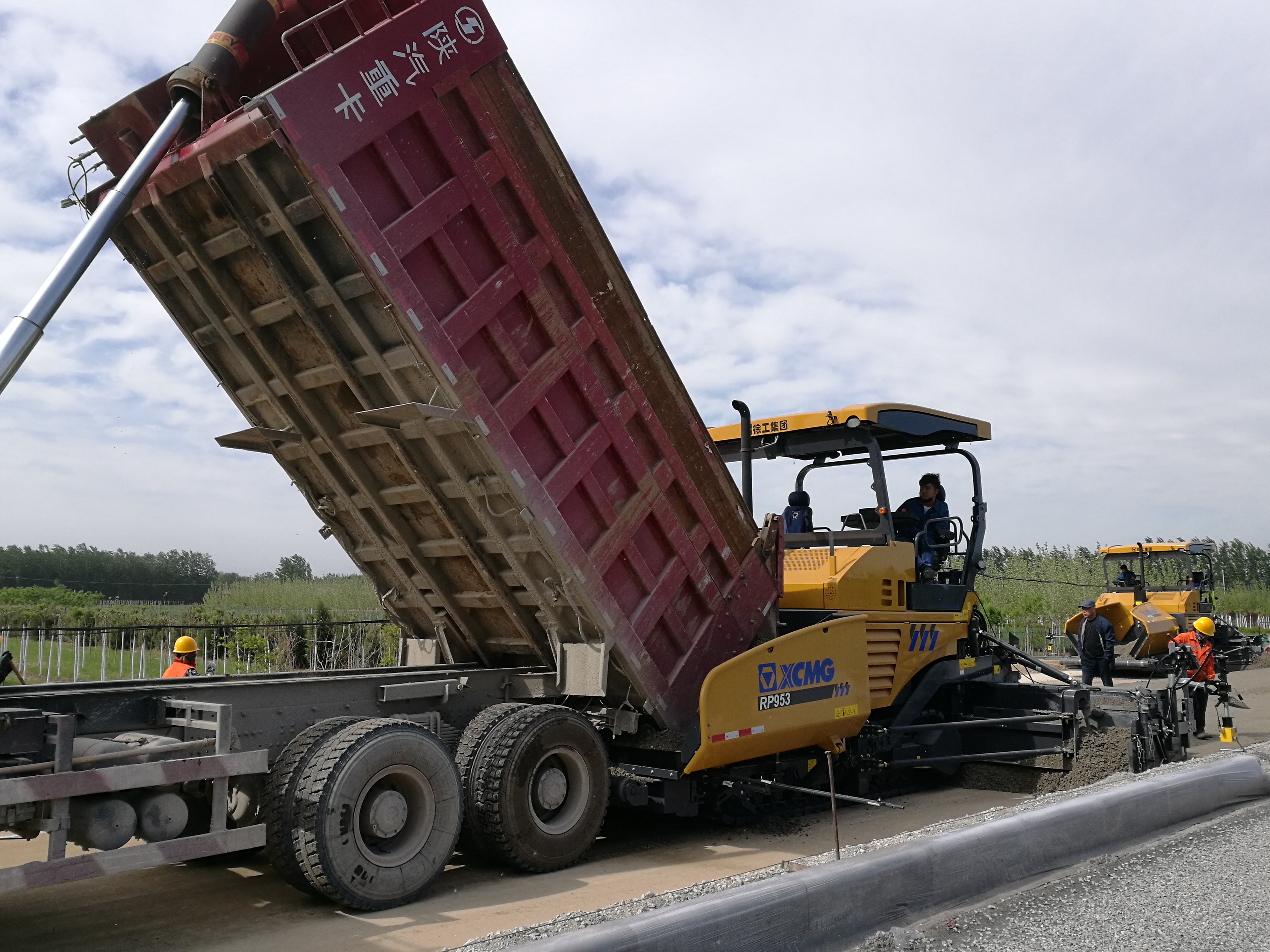 2019年4月底,单位购进两台徐工水稳摊铺机:一台型号为rp903,9米液压