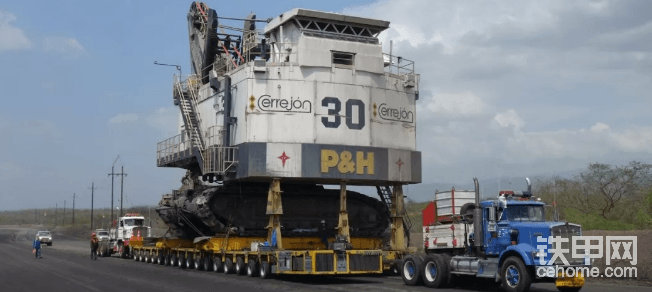 运输800吨 Komatsu PC8000 Drummond 运输采用36轴线（18x2）SPMT，2台重型运输车后顶的方式