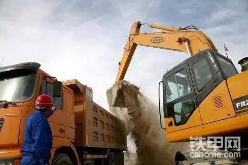 好男人不像公交車(chē)
不會(huì)十分鐘就來(lái)一輛
好女人也不像公交車(chē)
投錢(qián)就能上
做人不需人人都喜歡
只需坦坦蕩蕩
其實(shí)一輩子并不長(zhǎng)
既然來(lái)了
咱就要活得漂亮
加油吧！挖機(jī)哥，
男人苦點(diǎn)算什么，
只要過(guò)得這輩子無(wú)愧于心！