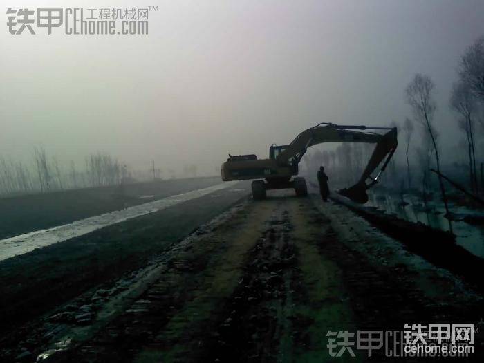 冬天在汾河边施工。