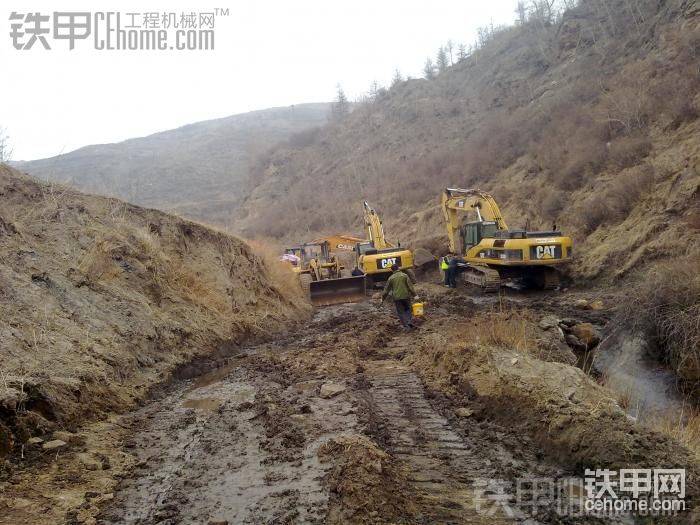 2011年，沁源縣沁新集團(tuán)某工地，挖機(jī)準(zhǔn)備干活。