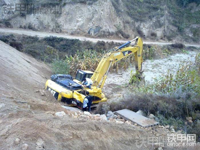 西气东输陕京三线临县工地，司机疏忽大意，挖掘机侧翻，带领维修人员检查。