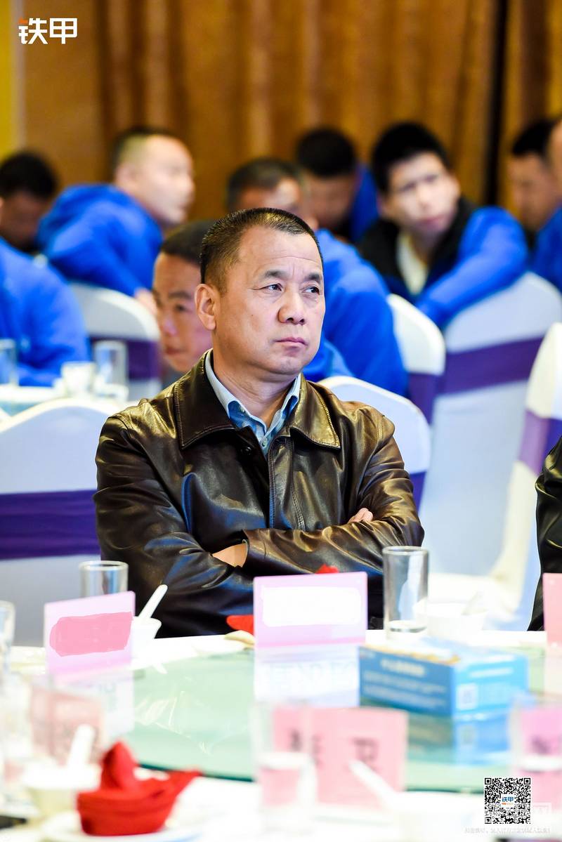 躊躇滿志，對(duì)行業(yè)未來充滿信心。