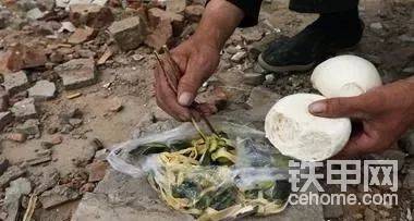 你覺得難以下咽，卻是他們極為豐盛的一餐，我們農(nóng)民工不掙錢不容易，不是他不舍得花錢，因為他隱隱之中會覺得，工地還不知道能干多久，整天提心吊膽小心翼翼的，干著焦心的工作！雖然悲觀了一點，但這都是不爭的事實！