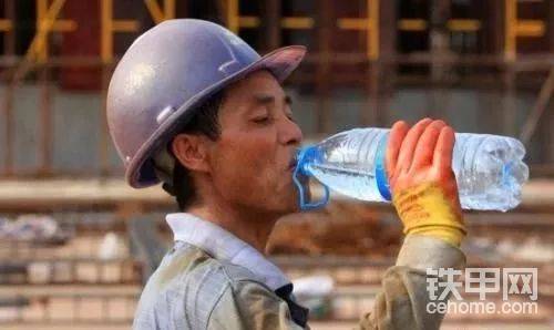 我們每天風(fēng)吹日曬， 原本三十歲的臉龐，卻透著五十歲的滄桑，這就是我們工地人的宿命，工地人為這個社會貢獻著自己的生命，損毀著自己的容顏，卻還有人依然冷漠認為我們是為了錢，對我們是為了錢，沒錢怎么養(yǎng)家養(yǎng)兒養(yǎng)父母，但請尊敬這樣一位三十歲五十容顏的工地人，因為是他們拿生命去建設(shè)這美麗的城市。