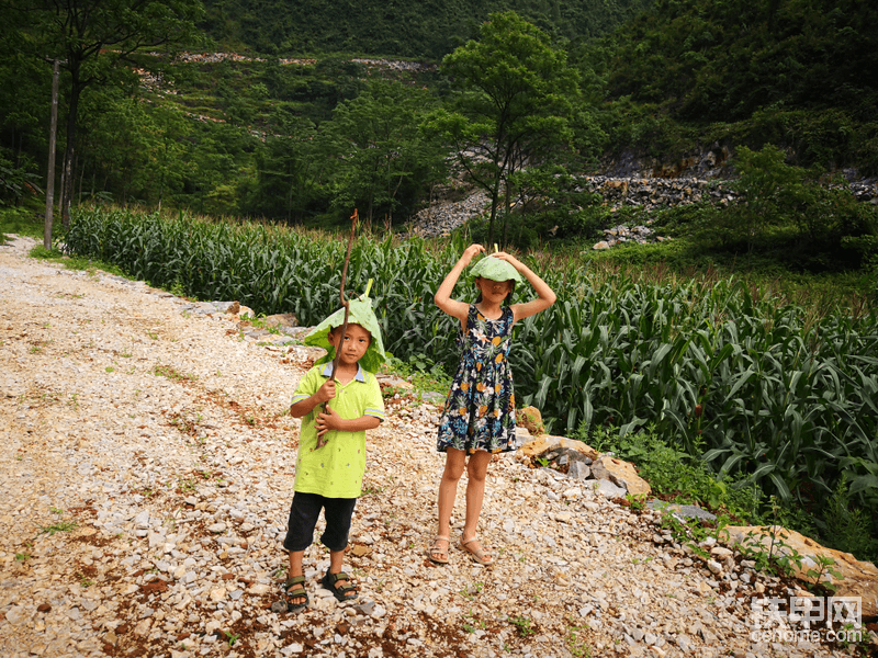 真的讓我郁悶！下雨大干，晴天休息！這樣進(jìn)了五月份，三四月份拖拖拉拉，我剛得一個(gè)月工資！因?yàn)榧依飫偨ǚ孔?，我不可能總等他通知去開工。于是找起替班的活！五月十號(hào)左右，又通知我進(jìn)去兩天，事情也沒多少了。我卻被砌石頭工人圍住了，說結(jié)帳給他們，搞得我莫名其妙！原來老板也好久沒來工地了，以為我是代班的。我費(fèi)了好大勁跟他們解釋，大家才半信半疑把我放走…