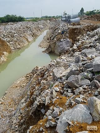 溝槽石方挖機(jī)是否能打開