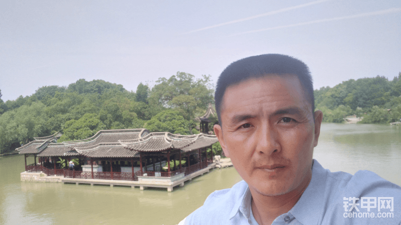 閑時(shí)出去走走有益于緊繃的神經(jīng)放松。