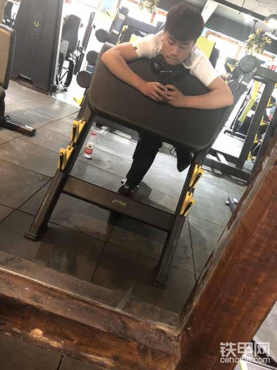 18歲的我自戀一下<img class="smiley" src="/img/smiley/new/tiejia3.gif">
后來工地給老板打電話說是機械不夠還要一臺要求帶錘 ，履帶板不能超過兩米八  我老板直接叫在我工地附近的， 大姑父的挖機拖過來了， 挖機是和他的駕駛員合伙買的 ，不得不說兩臺機子的速度還是很快的 。