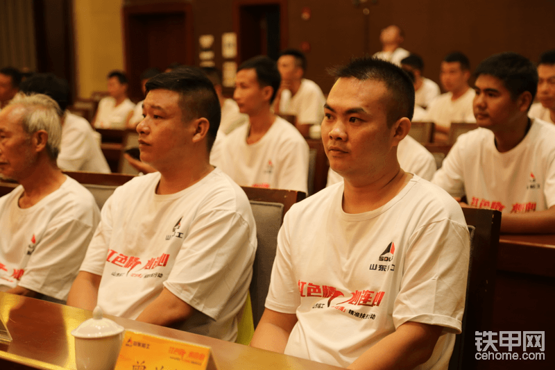 受捐人 左邊周南京 軍烈家屬 右邊是曾關錦退伍軍人