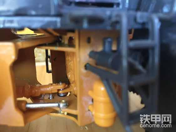 模型细节不错转向油缸传动轴都做出！就是做工一般注意储气罐的胶痕！