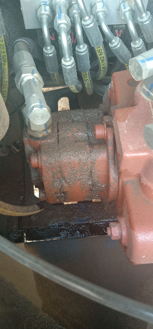 新挖机液压泵漏油