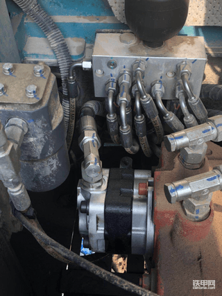 新挖机液压泵漏油