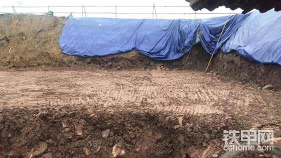 这是挖的消防水池基坑 4米多深。 下了点雨。泥巴淋湿了 抹平好看点<img class="smiley" src="/img/smiley/new/tiejia17.gif">