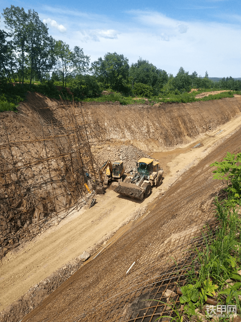 繞了一圈開下去  石頭路開挖機(jī)的兄弟都明白 顛的要吐的感覺