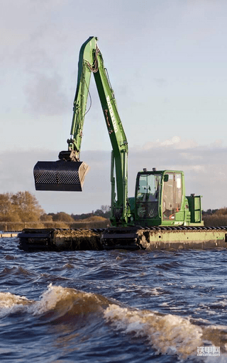 海外靚機(jī)：小型兩棲水挖