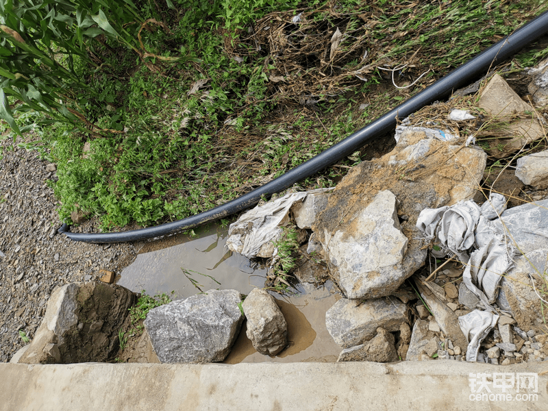 这个管路是宁强的自来水管路，方亮的挖机在这里挖了3公里，耗时一个月，重修还得一段时间。