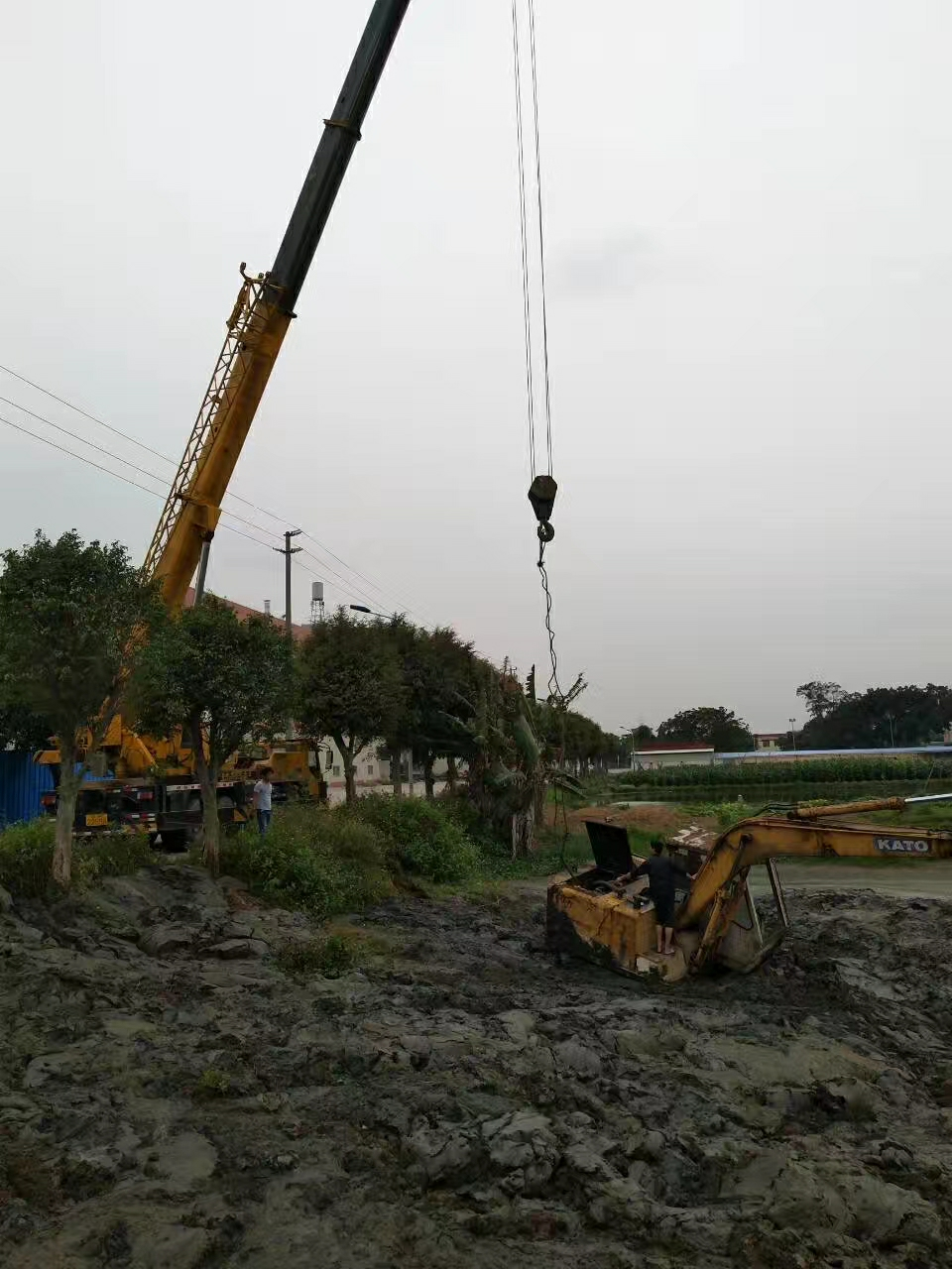 25噸吊車，吊掐住的12噸挖機(jī)，壓力山大