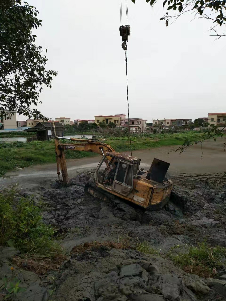 25噸吊車，吊掐住的12噸挖機，壓力山大