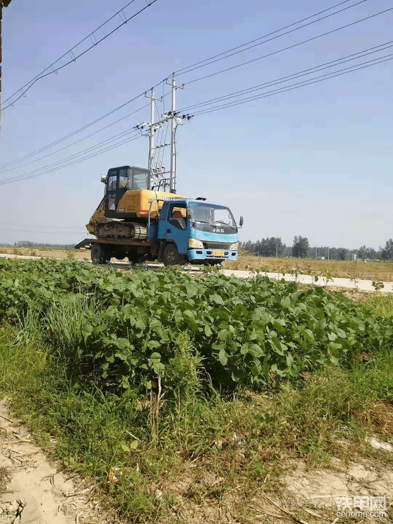 我的85挖機，久保田發(fā)動機！就是發(fā)動機蓋有點掉漆，油缸被電打了下，有點漏油，大概2000多小時