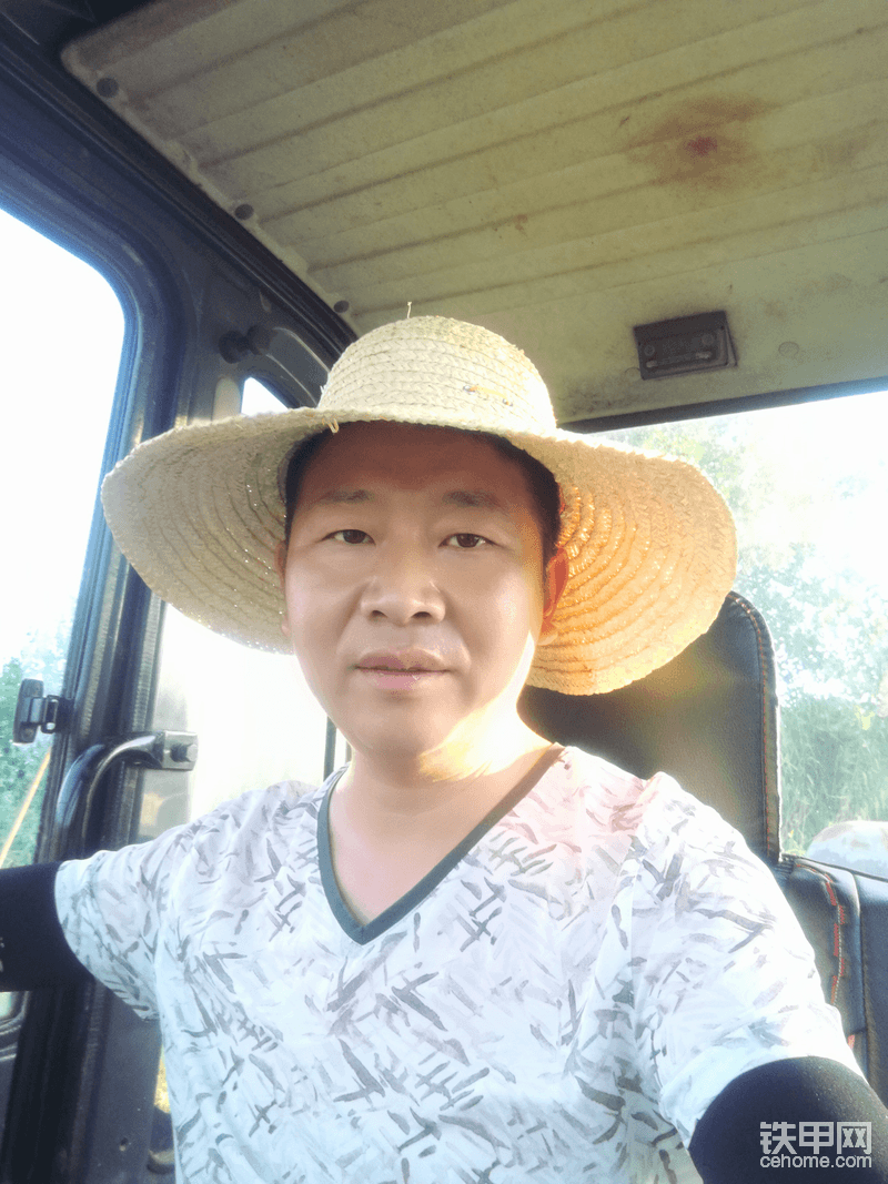 我開挖機我快樂
96年正月十六正式拜師學(xué)藝，在磚廠一去就是五年，推土機壞了都是自己修，連開帶修學(xué)了五年，中間是有工資的，由于師傅又要帶新學(xué)員，表示可以出師了，當(dāng)時就很順利的找到工作，工作地點江西省萍鄉(xiāng)市開發(fā)人工湖，當(dāng)時工資1200元一個月，人生第一次出遠(yuǎn)門，外面的世界很精彩，工地上接觸了挖掘機，當(dāng)時挖掘機工資2500一個月，還可以穿西服打領(lǐng)帶工作，心中無限向往的工作，當(dāng)時就給自己定目標(biāo)，必須得想辦法學(xué)挖機，此處省略十萬字。心酸只有清楚。